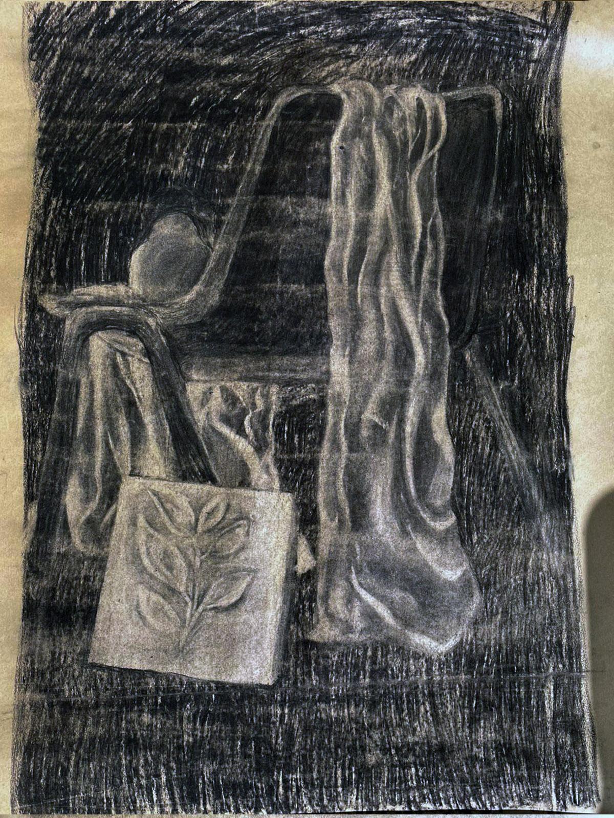 Estudio — carbonilla de una silla con tela y un azulejo con una planta