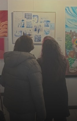 Visitantes frente a Azules en la muestra MACAB