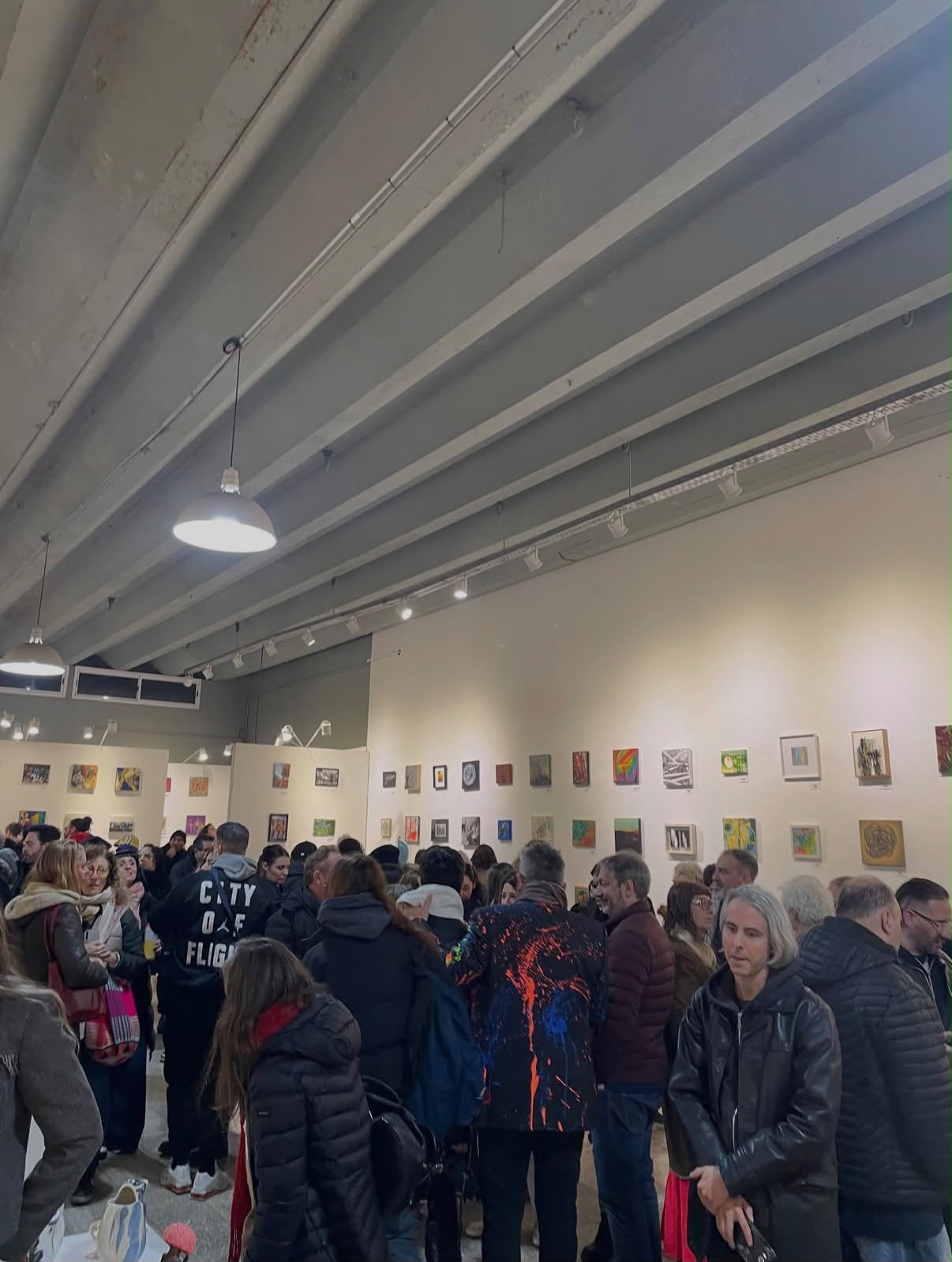 Público en la inauguración de Mínima en Galería Rimini