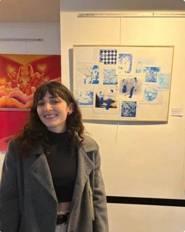 Katharina Armbruster junto a su obra Azules en una muestra