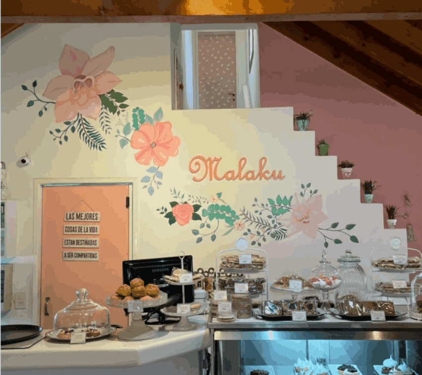 Mural floral — pastelería Malaku