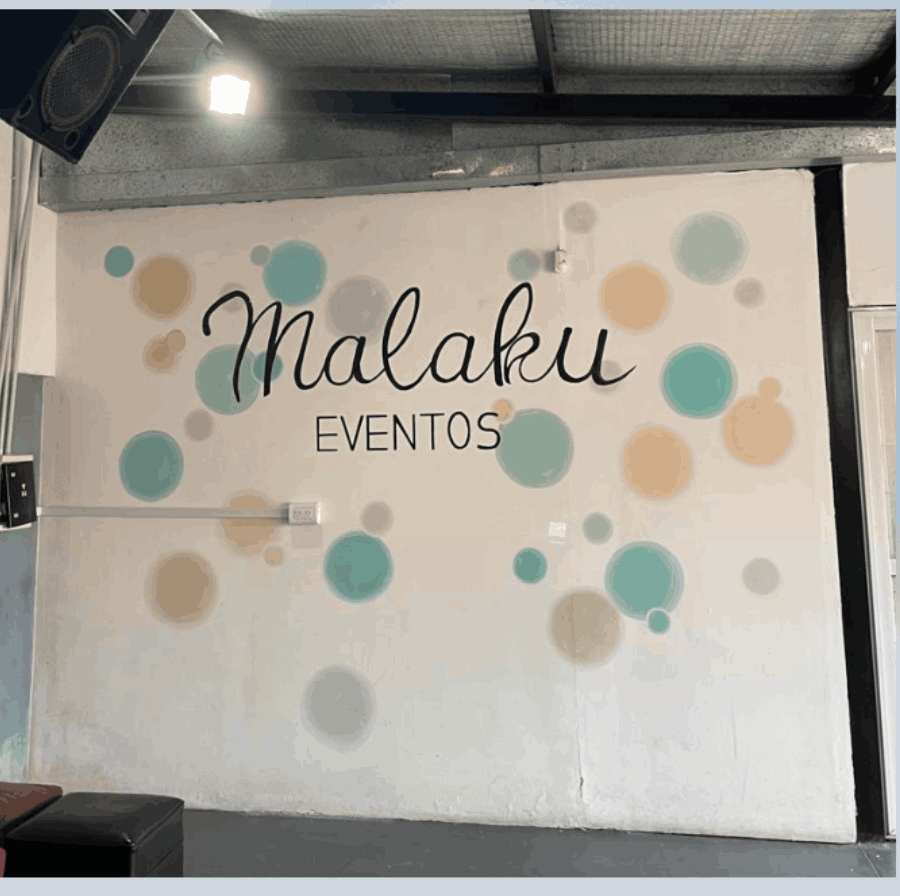 Pared completa — Malaku Eventos, lunares turquesa y ocre
